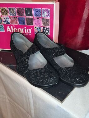 WS39- Alegria Black Sprigs (ELLA) Embossed Mary Jane Shoes - sz 9.5 (40)